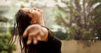 Monsoon Hair Care Guide: Keep Your Hair Healthy & Frizz-Free