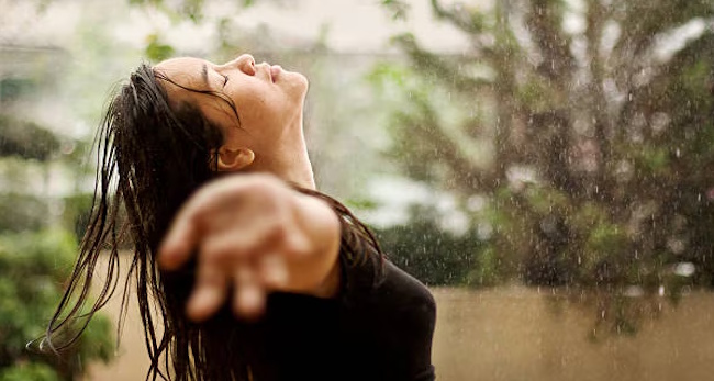 Monsoon Hair Care Guide: Keep Your Hair Healthy & Frizz-Free